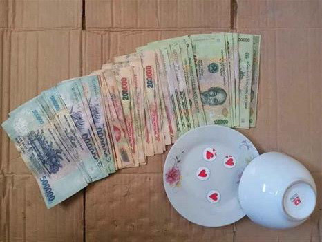 Khởi tố 21 bị can tụ tập đánh bạc bất chấp quy định phòng, chống dịch ảnh 1