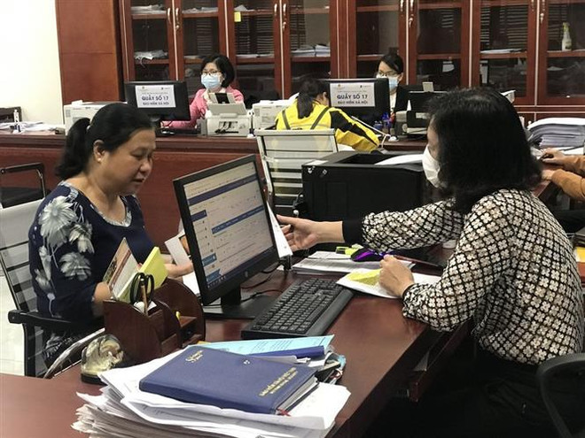 Người dân đến giao dịch tại trung tâm phục vụ hành chính công tỉnh Hải Dương. (Ảnh: Mạnh Minh/TTXVN) Thúc đẩy thực hiện thủ tục hành chính trên môi trường điện tử ảnh 1
