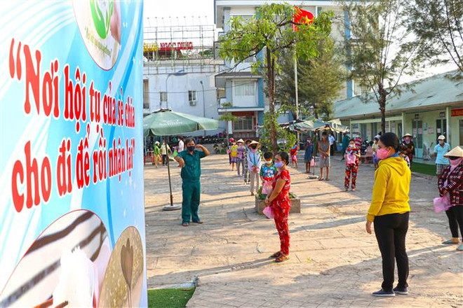Cây ATM gạo được hình thành nhằm chia sẻ yêu thương, góp phần cùng cộng đồng sớm vượt qua đại dịch COVID-19. (Ảnh: Thế Anh/TTXVN) Tự giác tuân thủ quy định phòng dịch: 'Liều vắcxin' ngăn chặn COVID-19 ảnh 2