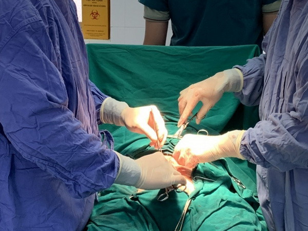 Trung tâm Y tế huyện mổ lấy khối u gần 5kg cho bệnh nhân cao tuổi ảnh 1