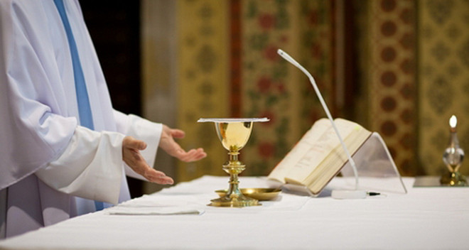 Italy: Một linh mục rời bỏ nhà thờ để theo đuổi tình yêu ảnh 1