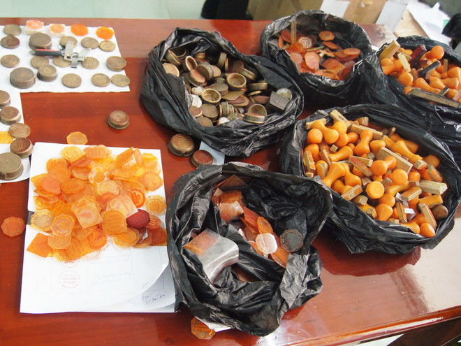 Bình Dương: Triệt phá đường dây làm giả bằng, tài liệu, con dấu ảnh 1