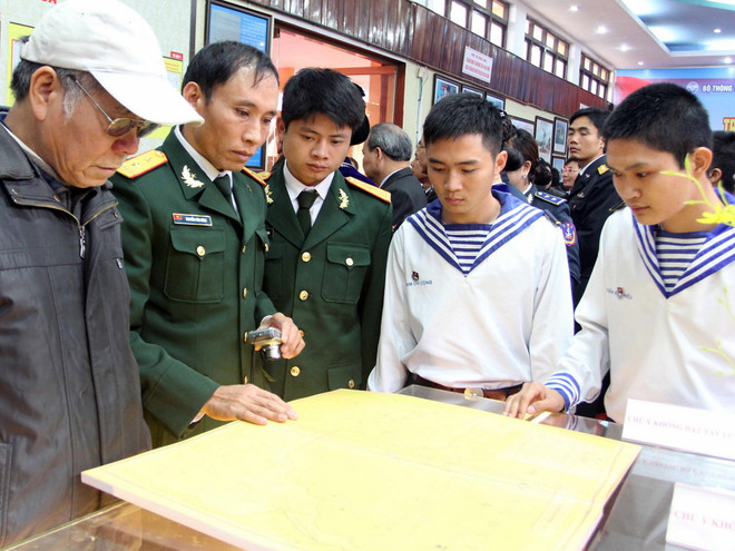 Trưng bày tư liệu về Trường Sa và Hoàng Sa tại tỉnh Hòa Bình ảnh 1