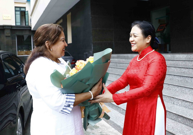 Đại sứ Nguyễn Phương Nga, Chủ tịch Liên hiệp các tổ chức hữu nghị Việt Nam đón bà Teresa María Amarelle Boué, Tổng Thư ký Hội Liên hiệp Phụ nữ Cuba. (Ảnh: An Đăng/TTXVN) Tích cực thúc đẩy quan hệ hợp tác song phương giữa Việt Nam-Cuba ảnh 1