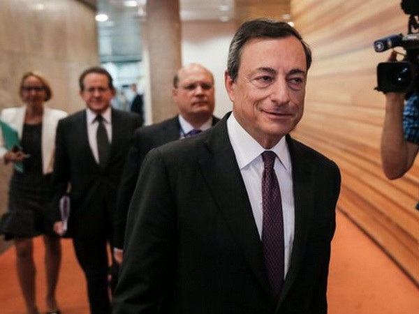 Ngân hàng ECB bất ngờ hạ đồng loạt các lãi suất chủ chốt ảnh 1