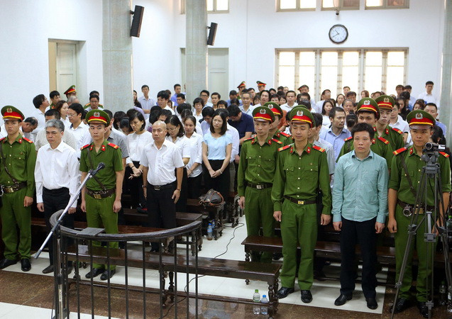 Các bị cáo nghe tuyên án. (Ảnh: Doãn Tấn/TTXVN) Vụ án Hà Văn Thắm và các đồng phạm: 18 bị cáo làm đơn kháng cáo ảnh 1