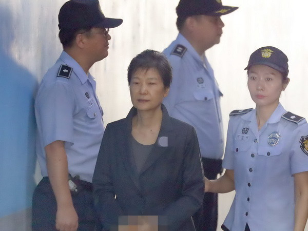 Đảng đối lập chính sẽ thảo luận việc chấm dứt quan hệ với bà Park ảnh 1