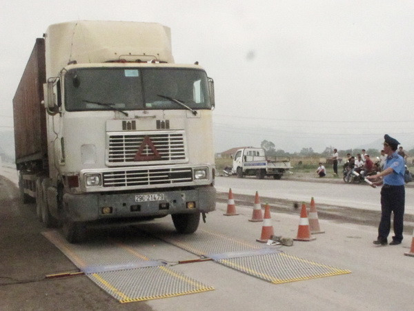 Tuyên Quang cương quyết xử lý các xe quá khổ, quá tải ảnh 1