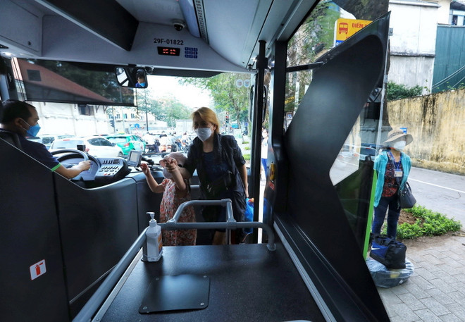 Hình ảnh các tuyến xe buýt điện ở Hà Nội vận hành ổn định ảnh 10