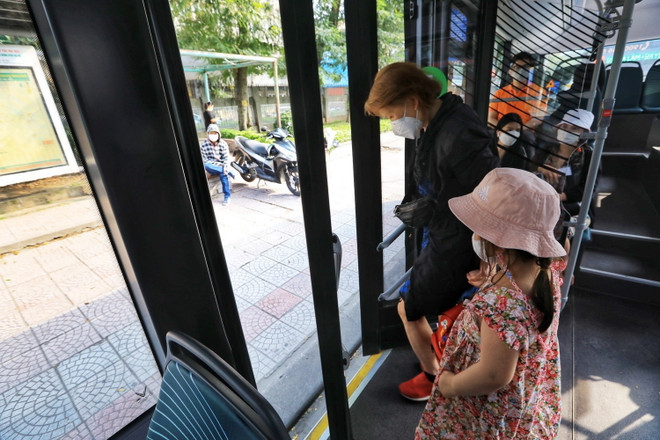 Hình ảnh các tuyến xe buýt điện ở Hà Nội vận hành ổn định ảnh 8