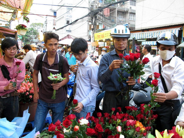 TP.HCM: Thị trường quà tặng ngày Lễ tình nhân trầm lắng ảnh 1