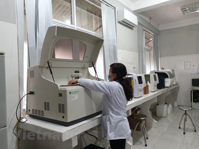 Bộ Y tế vừa có văn bản về việc bảo đảm cung ứng thuốc, vật tư y tế. (Ảnh: T.G/Vietnam+) Chấn chỉnh tình trạng quảng cáo thuốc trên truyền hình, phát thanh ảnh 2