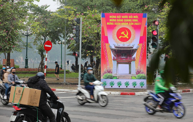Các phương tiện lưu thông 2 chiều trên phố Quang Trung từ Trần Nhân Tông đến Tràng Thi (Nguồn: TTXVN) Hà Nội thí điểm cho xe lưu thông 2 chiều ở phố Quang Trung, Phùng Hưng ảnh 1