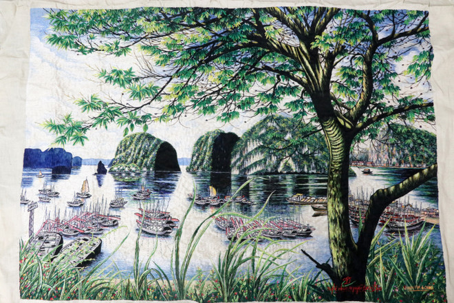 Bức tranh thêu tay "Bến thuyền Vịnh Hạ Long" của nghệ nhân Nguyễn Xuân Dục ở làng Bình Lăng, xã Thắng Lợi, huyện Thường Tín, Hà Nội. (Ảnh: Việt Anh/Vietnam+) Những điểm nhấn ở Festival Bảo tồn-Phát triển Làng nghề Việt Nam 2023 ảnh 2