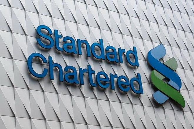 Logo của Standard Chartered tại Hong Kong. (Nguồn: AFP) Standard Chartered có thể phải chi trên 1 tỷ USD để dàn xếp vi phạm ảnh 1