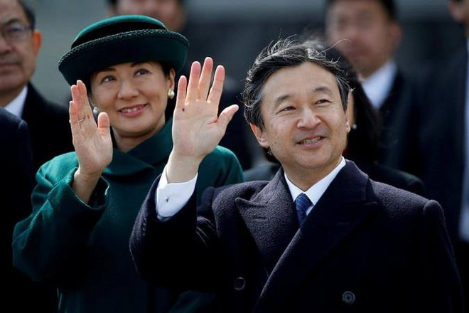 Hoàng Thái tử Naruhito và vợ. (Nguồn: Reuters) Giáo sư Ikebe: Hoàng Thái tử Naruhito lên ngôi giúp thúc đẩy kinh tế ảnh 1
