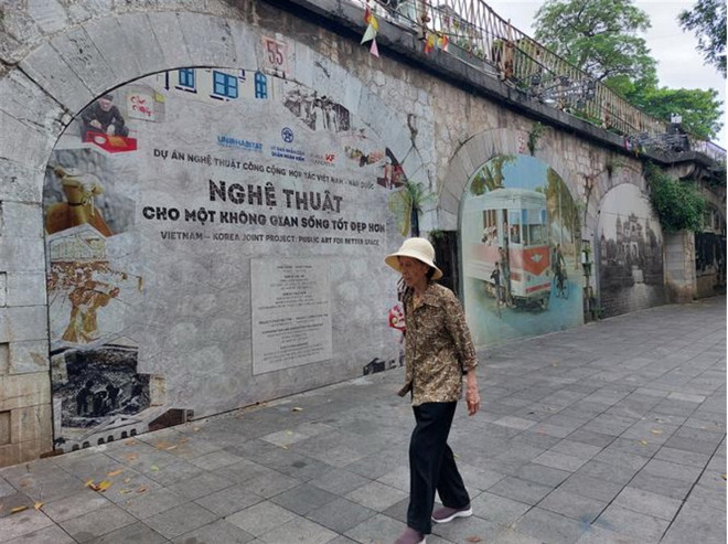Hoạt động sáng tạo biến các vòm cầu đường sắt Phùng Hưng thành phố bích họa. (Ảnh: Đinh Thuận/TTXVN) ttxvn_tai_thiet_do_thi_ha_noi_tu_hoat_dong_sang_tao.jpg