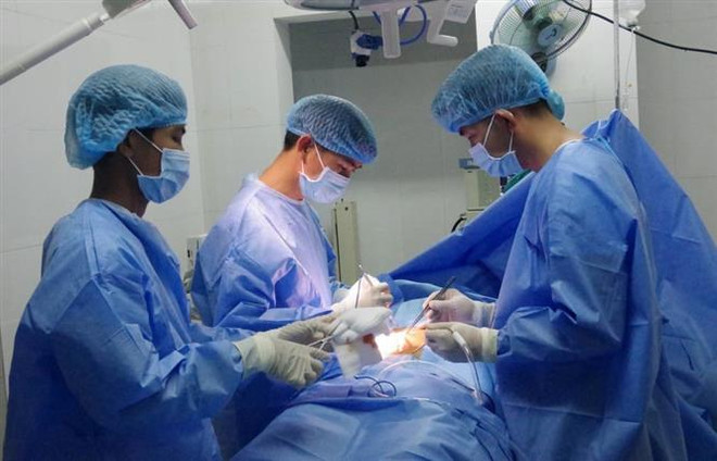 Y tế thị trấn Trường Sa cấp cứu ngư dân bị thương tích do tai nạn ảnh 1