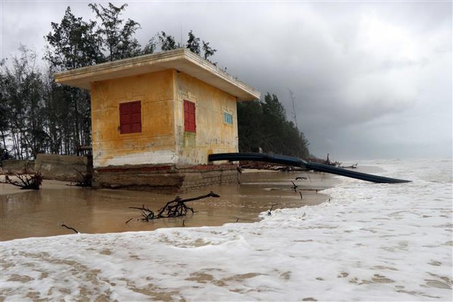 Thừa Thiên-Huế: Bờ biển sạt lở nghiêm trọng, lấn sâu vào khu dân cư ảnh 2