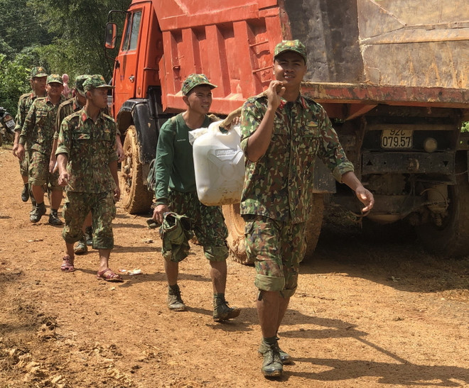 Quảng Nam: Gùi thực phẩm cắt rừng đưa tới đồng bào xã Phước Thành ảnh 1