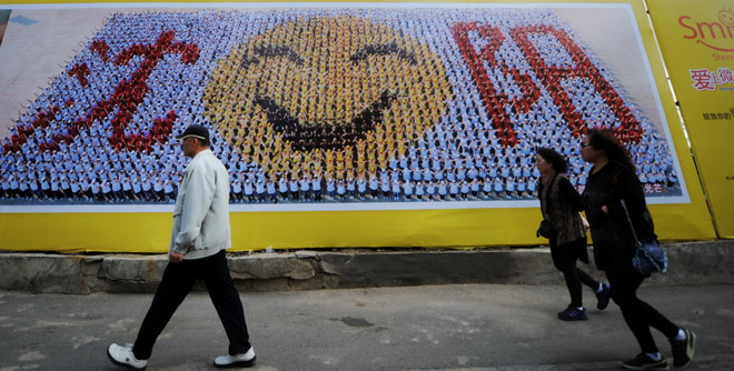 [Photo] Bức tường dài 350m trang trí 1.000 khuôn mặt cười ảnh 2