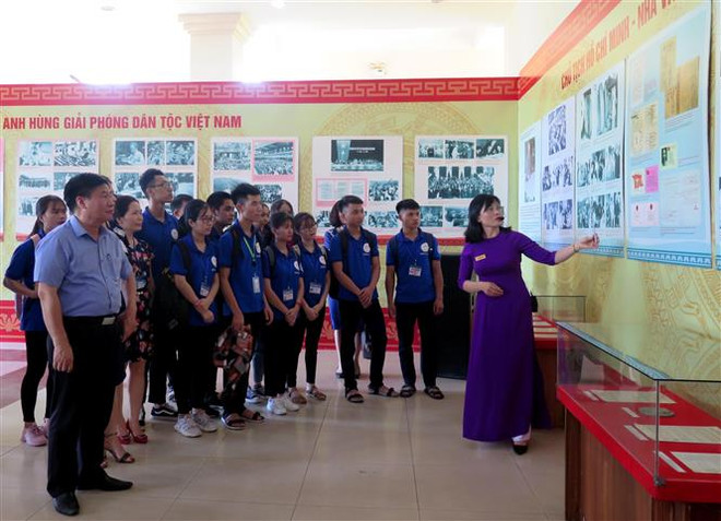 Triển lãm trên 200 hình ảnh, hiện vật quý về Chủ tịch Hồ Chí Minh ảnh 1