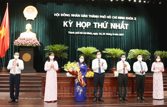 Phó Bí thư Thường trực Thành ủy Thành phố Hồ Chí Minh Phan Văn Mãi tặng hoa chúc mừng Thường trực Hội đồng Nhân dân Thành phố khóa mới. (Nguồn: hcmcpv.org.vn) Bế mạc Kỳ họp thứ nhất Hội đồng Nhân dân Thành phố Hồ Chí Minh khóa X ảnh 1
