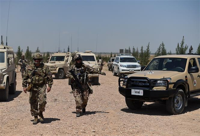 Binh sỹ NATO tuần tra tại Mazar-i-Sharif, Afghanistan. (Ảnh: AFP/TTXVN) Quân đội Séc hoàn thành việc rút lực lượng khỏi Afghanistan ảnh 1