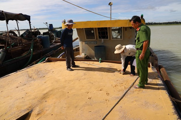 Không để tàu khai thác cát, sỏi trái phép trong lòng hồ Dầu Tiếng ảnh 1