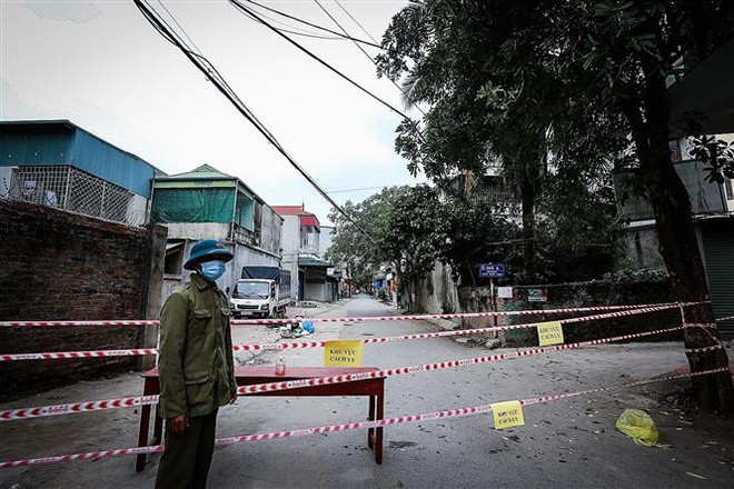 Hòa Bình lấy mẫu xét nghiệm toàn bộ người dân trong khu vực phong tỏa ảnh 2