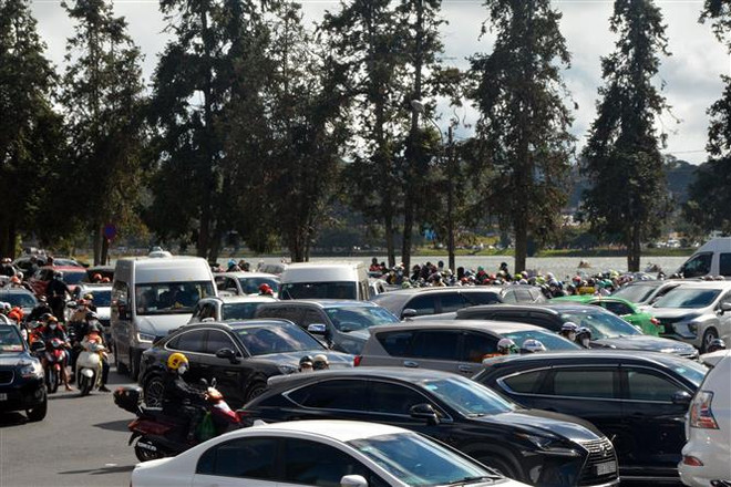 Đà Lạt cấm đỗ xe trên 13 tuyến đường để tránh ùn tắc giao thông ảnh 1