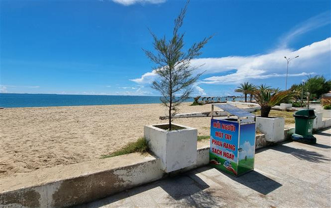 Thùng rác với khẩu hiệu tuyên truyền được đặt tại bãi biển Bình Sơn, thành phố Phan Rang-Tháp Chàm. (Ảnh: Nguyễn Thành/TTXVN) Ninh Thuận xử lý rác thải, nâng cao chất lượng môi trường biển ảnh 3