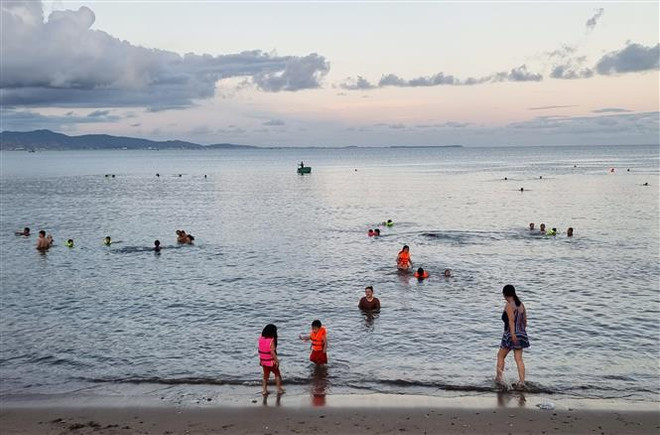 Bãi biển Bình Sơn, thành phố Phan Rang-Tháp Chàm thu hút rất đông du khách. (Ảnh: Nguyễn Thành/TTXVN) Ninh Thuận xử lý rác thải, nâng cao chất lượng môi trường biển ảnh 1