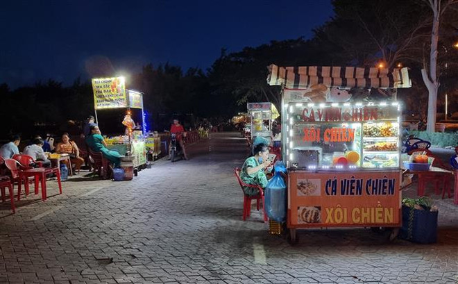 Các hộ kinh doanh, buôn bán hàng rong được sắp xếp vào một khu vực trong công viên biển Bình Sơn (thành phố Phan Rang-Tháp Chàm) và phải đảm bảo vệ sinh môi trường. (Ảnh: Nguyễn Thành/TTXVN) Ninh Thuận xử lý rác thải, nâng cao chất lượng môi trường biển ảnh 2