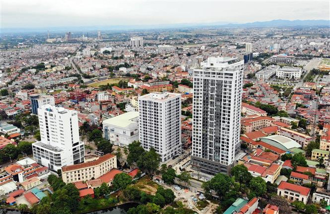 Nhà đầu tư tìm kiếm cơ hội mới rót tiền đầu tư trái phiếu bất động sản. (Ảnh: Danh Lam/TTXVN) Chuyên nghiệp, tỉnh táo khi 'lọc' trái phiếu doanh nghiệp bất động sản ảnh 1