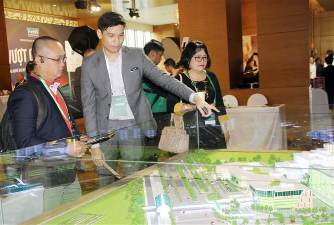 Doanh nghiệp bất động sản giới thiệu dự án. (Ảnh: Mỹ Phương/TTXVN) Chuyên nghiệp, tỉnh táo khi 'lọc' trái phiếu doanh nghiệp bất động sản ảnh 2
