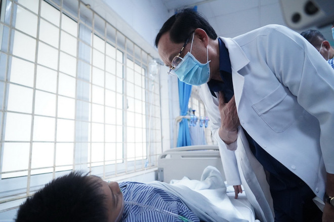 Phó Chủ tịch Quốc hội Trần Quang Phương thăm hỏi nạn nhân vụ cháy tại Bệnh viện Giao thông Vận tải. (Ảnh: Việt Anh/TTXVN) ttxvn_2405_tran quang phuong (2).jpg