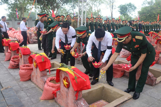 An táng hài cốt liệt sỹ. (Ảnh: Trịnh Duy Hưng/TTXVN) ttxvn_2405_an tang (3).jpg