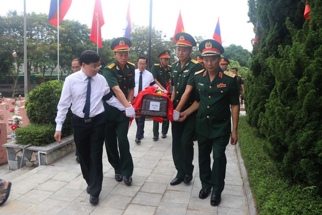 Đưa các hài cốt liệt sỹ đến nơi an táng. (Ảnh: Trịnh Duy Hưng/TTXVN) ttxvn_2405_an tang (2).jpg