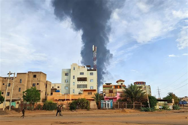 Khói bốc lên trong giao tranh tiếp diễn giữa quân đội Chính phủ Sudan và lực lượng bán quân sự RSF ở thủ đô Khartoum, ngày 9/6. (Ảnh: AFP/TTXVN) Các bên tham chiến ở Sudan bác bỏ đề xuất sáng kiến của IGAD ảnh 1