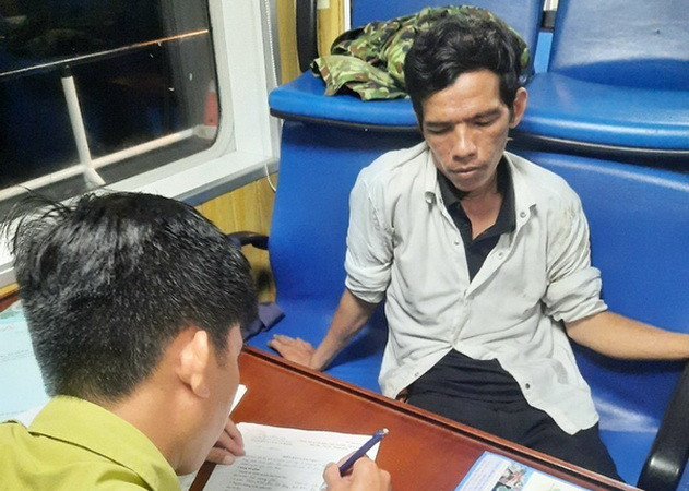 Cơ quan chức năng lập biên bản đối tượng Phạm Thanh Tân. (Ảnh TTXVN phát) Đề nghị xử phạt người đánh bắt hải sản ở Vườn Quốc gia Côn Đảo ảnh 1