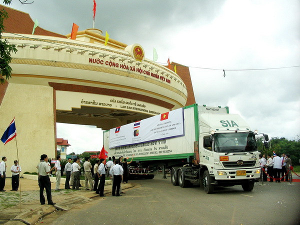 Tháo gỡ ùn tắc giao thông tại cửa khẩu Quốc tế Lao Bảo ảnh 1