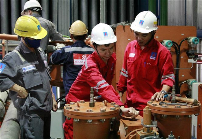 Đội ngũ kỹ sư đang kiểm tra, tu bổ Nhà máy điện Nhơn Trạch 2. (Ảnh: Sỹ Tuyên/TTXVN) ''Tiểu tu'' vượt tiến độ, Nhiệt điện Nhơn Trạch 2 tiết kiệm 40 tỷ đồng ảnh 1