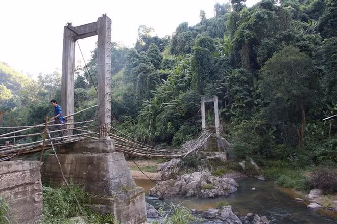 Vượt suối, băng rừng, thầy cô đưa từng học sinh đến lớp ảnh 1