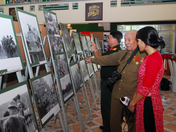 Khai mạc triển lãm ảnh "Những khoảnh khắc lịch sử" tại TP.HCM ảnh 1