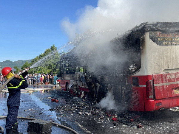 Phú Yên: Xe khách giường nằm cháy dữ dội trên đèo Gành Đỏ ảnh 1