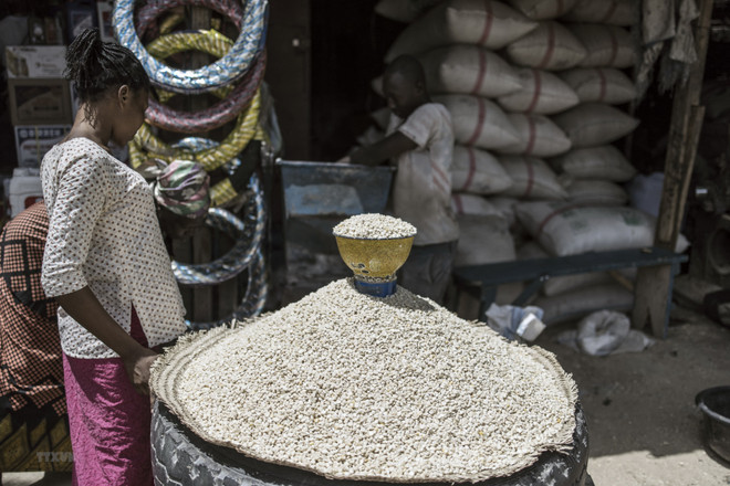Người dân mua bột mỳ tại một khu chợ ở CH Chad. (Ảnh: AFP/TTXVN) FAO: Giá lương thực trên thế giới giảm 2 tháng liên tiếp ảnh 1