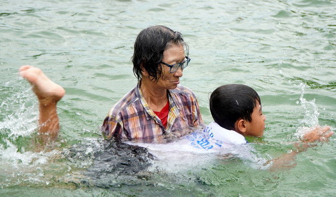Đồng Tháp: Người phụ nữ dành hơn 20 năm dạy bơi miễn phí cho trẻ em ảnh 1