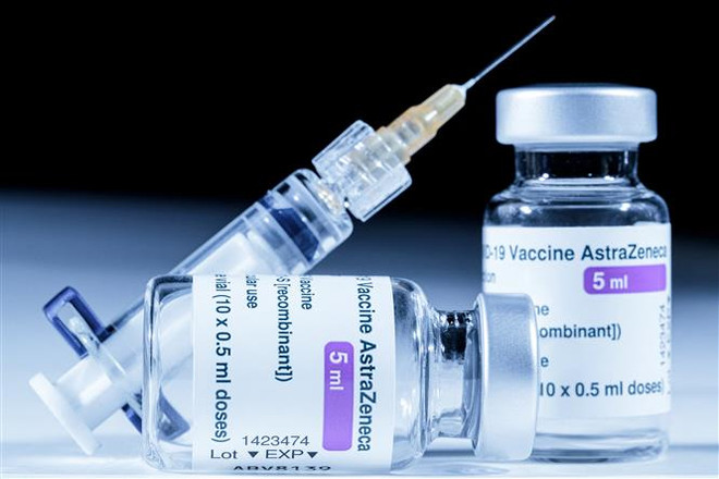 Vaccine ngừa COVID-19 của AstraZeneca. (Ảnh: AFP/TTXVN) Hàn Quốc ghi nhận trường hợp đông máu đầu tiên sau tiêm vaccine ảnh 1