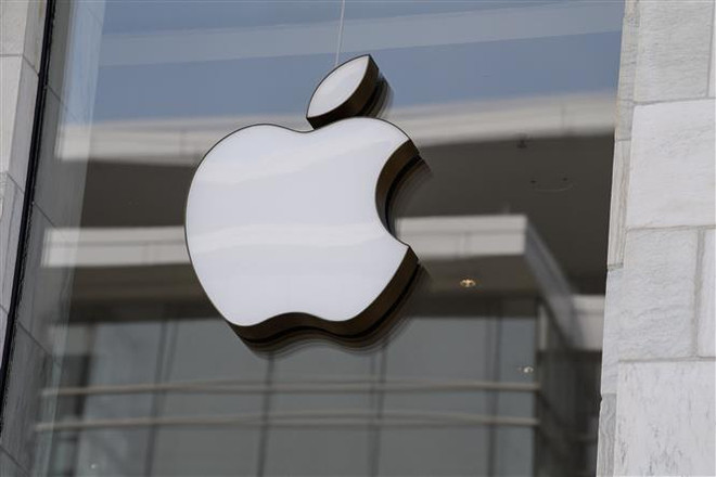 Biểu tượng Apple tại một cửa hàng của hãng ở Washington, DC, Mỹ. (Ảnh: AFP/TTXVN) Hãng Apple bị phạt tại Pháp liên quan hợp đồng cung ứng dịch vụ ảnh 1
